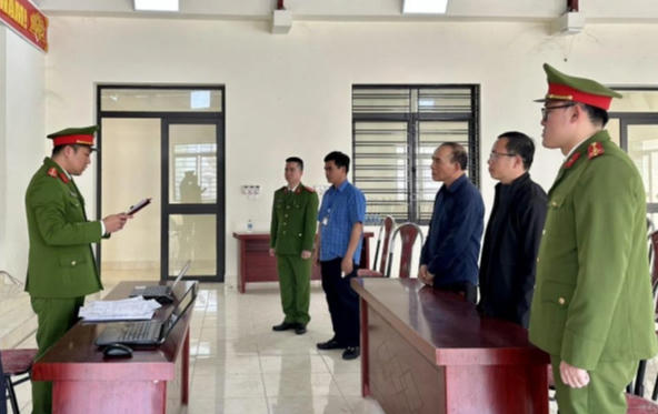 Cơ quan Cảnh sát điều tra Công an tỉnh tống đạt quyết định khởi tố bị can và cấm đi khỏi nơi cư trú đối với Hoàng Văn Tự và Dương Văn Xướng