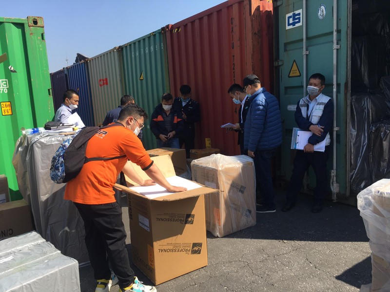 Lực lượng chức năng kiểm tra.