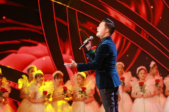 Ca sĩ Quang Dũng trình bày ca khúc Bông hồng cài áo.