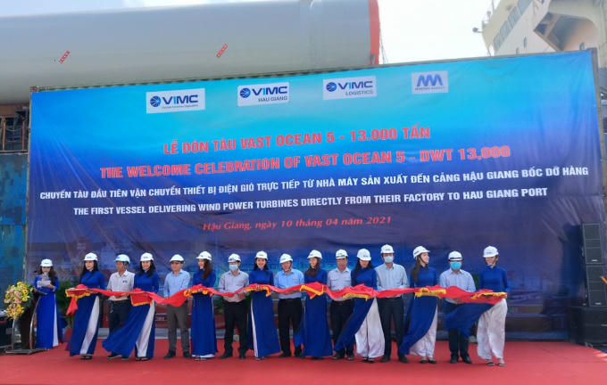 Các đại biểu thực hiện nghi thức đón tàu Vast Ocean 13.000 tấn.
