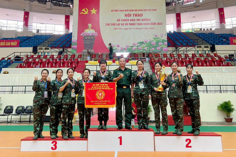Đại tá Vũ Văn Điền, Chỉ huy trưởng Bộ Chỉ huy quân sự tỉnh Đồng Nai cùng các VĐV CLB Võ chiến đấu tay không đoạt giải Nhất đồng đội nữ.