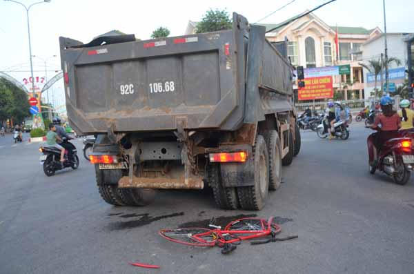 Trong lúc chiếc xe đạp nát vụn, nam sinh không bị hề hấn gì. Ảnh: BATGT Quảng Ngãi.
