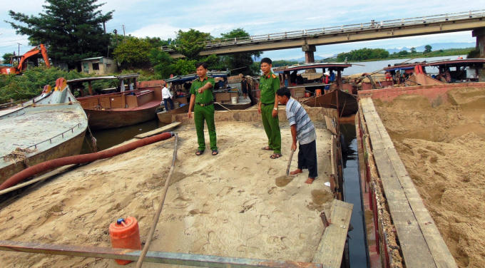 PC 49 Công an tỉnh Quảng Nam phát hiện nhiều chủ ghe hút cát trái phép trên sông Thu Bồn.