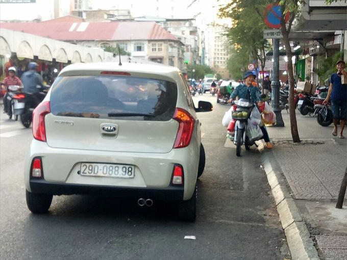 Xe hơi ngang nhiên đậu dưới lòng đường.