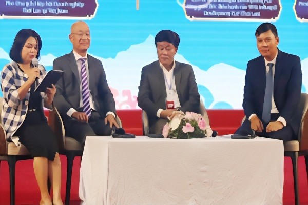Các đại biểu thảo luận tại Diễn đàn.
