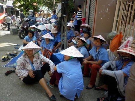 Hàng trăm công nhân ngồi ngoài vỉa hè trước Cty Dệt đòi chế độ di dời