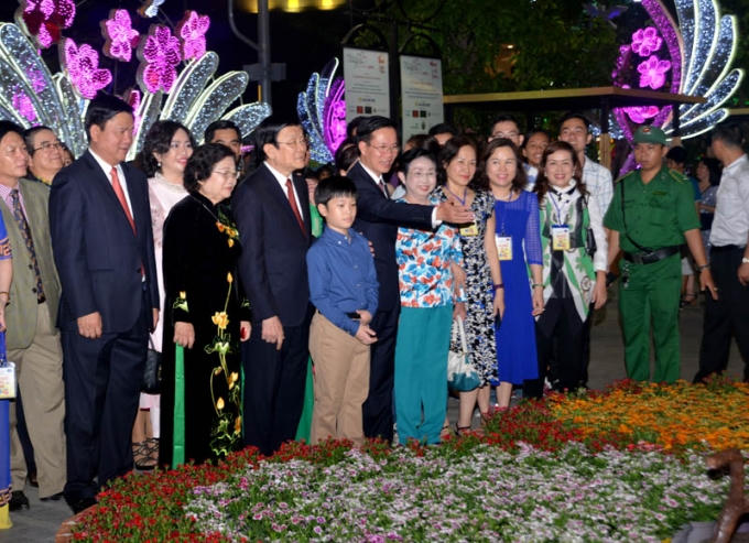 Tân Trưởng Ban Tuyên giáo TƯ Võ Văn Thưởng đang giới thiệu những mẫu thiết kế đặc sắc của đường hoa Nguyễn Huệ năm nay.