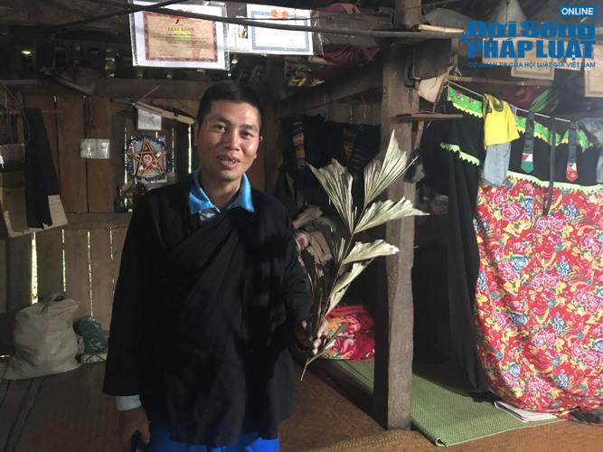 Trong những ngày đầu năm, "xì pèng" được đặt trước cửa nhà để cầu bình an, may mắn.