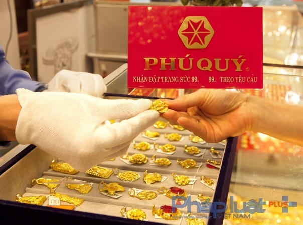 Cập nhật tình hình giá vàng đầu giờ sáng 7/7, số lượng khách đến giao dịch mua và bán vàng tai Phú quý là tương đương nhau, và giá vàng có giảm nhẹ 36,70 – 37,70 (mua vào – bán ra).(Ảnh P. Quý).
