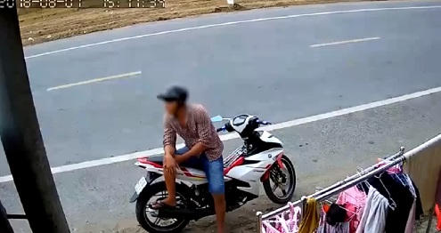 Ngó nghiêng một lúc thấy vắng người...