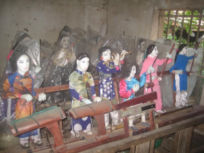 Qua bàn tay khéo léo của ông Thân, những con rối điện trở nên rất có hồn. Ảnh Duy Ngợi