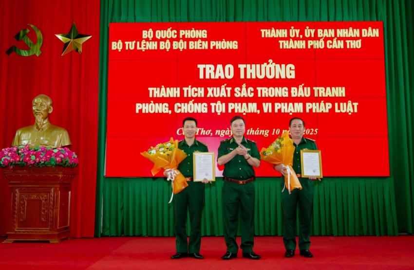 Thiếu tướng Trần Ngọc Hữu - Phó Tư lệnh BĐBP trao thưởng nóng cho BĐBP TP Cần Thơ và BĐBP tỉnh Vĩnh Long.