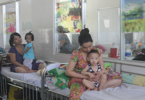 Mỗi ngày, BV Nhi đồng 1 đã tiếp nhận và điều trị khoảng 50-60 bé bệnh tay chân miệng. Ảnh: Lê Phương