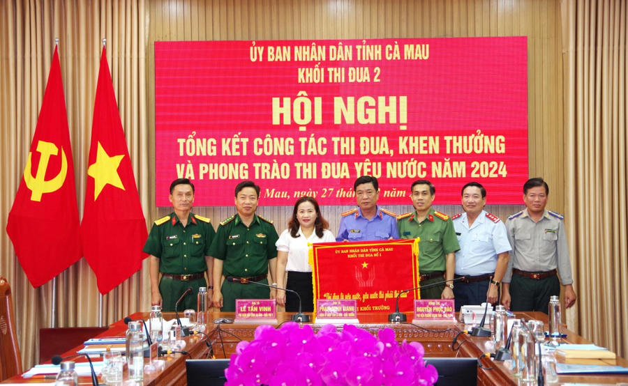 Đại diện Viện Kiểm sát nhân dân tỉnh nhận Cờ bàn giao Khối trưởng Khối thi đua 2 năm 2025.