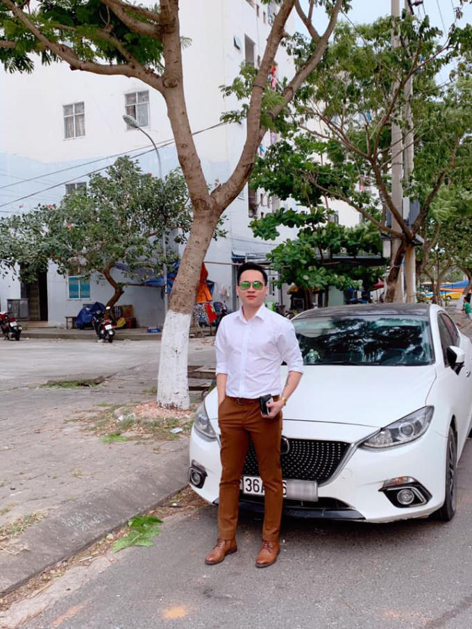 Chàng ca sĩ bên xe tiền tỉ.