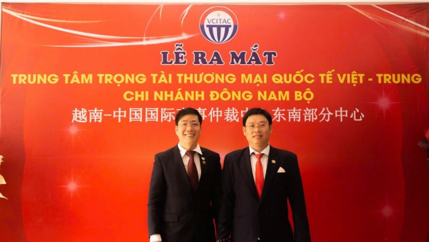 TTV. Thạc sĩ Nguyễn Gia Việt Huy, Phó Lãnh sự quán Philippines tại TP.HCM (bên trái) và TTV.LG Đỗ Hữu Nghĩa, Phó Viện trưởng, Giám đốc chi nhánh VCITAC Đông Nam Bộ tại buổi lễ ra mắt.