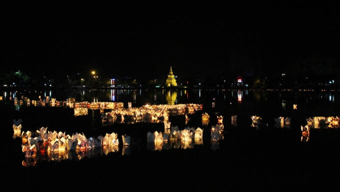Lung linh trong sắc hoa đăng.