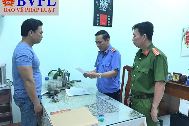 Mang điện thoại vào cho phạm nhân, một đại úy bị bắt tạm giam