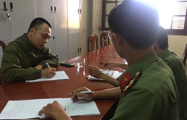 Đối tượng bị công an mời lên làm việc, bị xử phạt 10 triệu đồng. Ảnh: Trần Khôi.