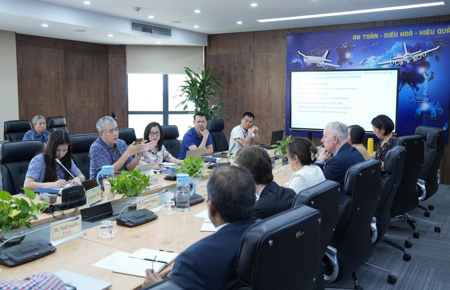 Phó Tổng giám đốc Tổng công ty Quản lý bay Việt Nam Hồ Sỹ Tùng trao đổi với phía FAA.