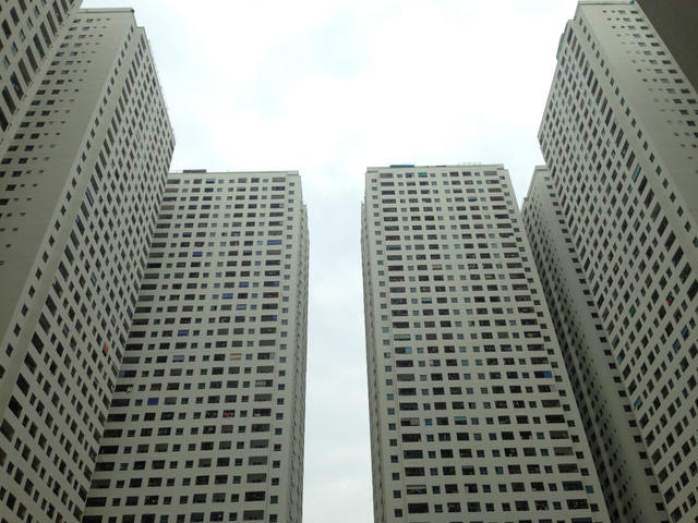 Những tổ hợp chung cư 35-40 tầng mọc lên như nấm, bức tử hạ tầng giao thông, trở thành nỗi ám ảnh của nhiều người.