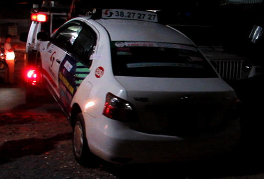 Chiếc taxi có người đàn ông tử vong bi ẩn.