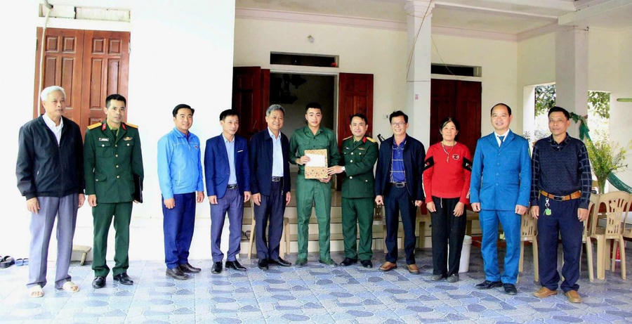 Thăm hỏi, động viên thanh niên Nguyễn Hữu Tây trước ngày lên đường nhập ngũ.