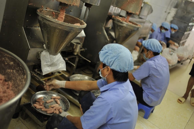 Bước tiếp theo đem trộn thịt nạc đã xay nhuyễn cùng bì và nêm gia vị đường, tỏi ớt, nước mắm, mì chính cho ngấm đều.