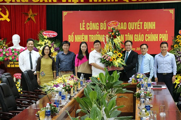 Ban Tôn giáo Chính phủ tặng hoa chúc mừng tân Trưởng ban Ban Tôn giáo Chính phủ.