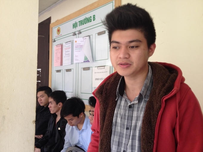 Bạn Công cùng các bạn cùng lớp đang túc trực tại bệnh viện.