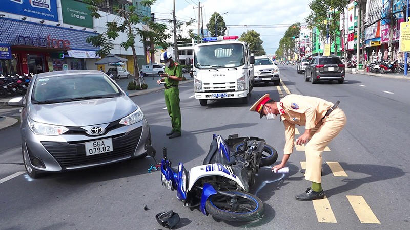Cảnh sát giao thông xử lý hiện trường vụ tai nạn xảy ra tại Phường 1, TP Cao Lãnh. (Ảnh: Báo Đồng Tháp)