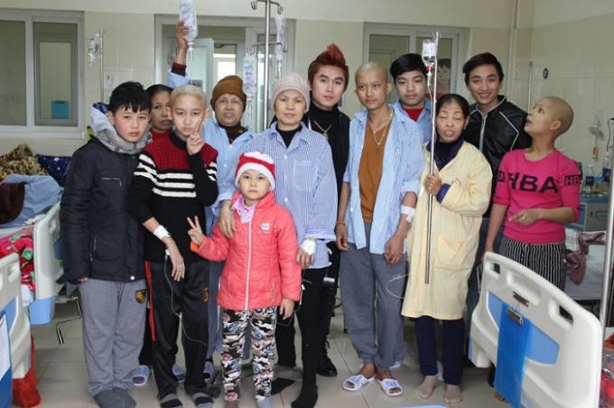 Đông đảo các bệnh nhân vui vẻ chụp hình lưu niệm cùng chàng ca sĩ trẻ.