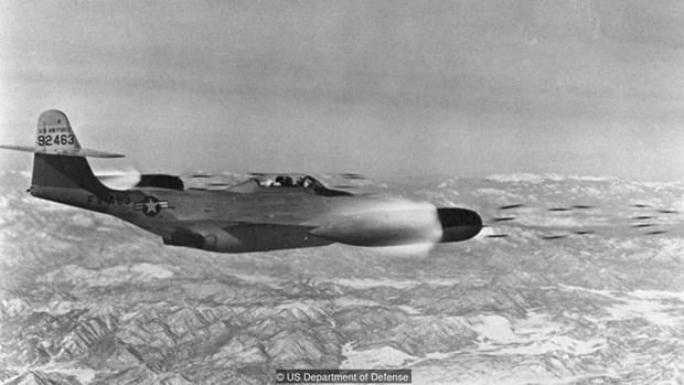 Hàng tá rốc két Mighty Mouse được bắn ra để hạ Hellcat, nhưng đều trật lất.