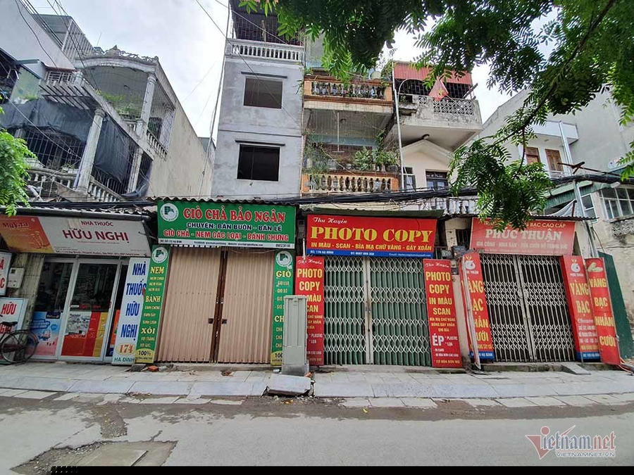 Hàng quán, nhà cửa im lìm.