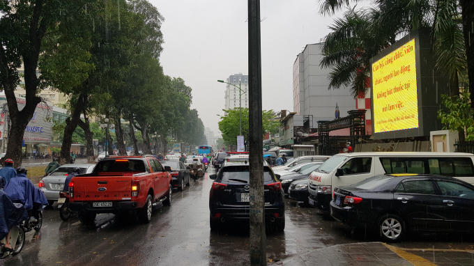 H&agrave;ng loạt xe biển xanh ngang nhi&ecirc;n đỗ chiếm l&ograve;ng lề đường,  &ldquo;bủa v&acirc;y&rdquo; cổng Bộ Y tế