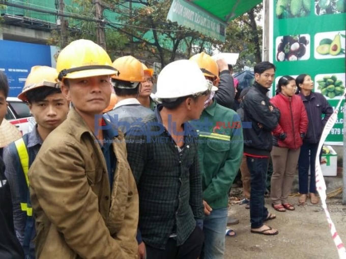 Nhiều công nhân tỏ ra đau xót.