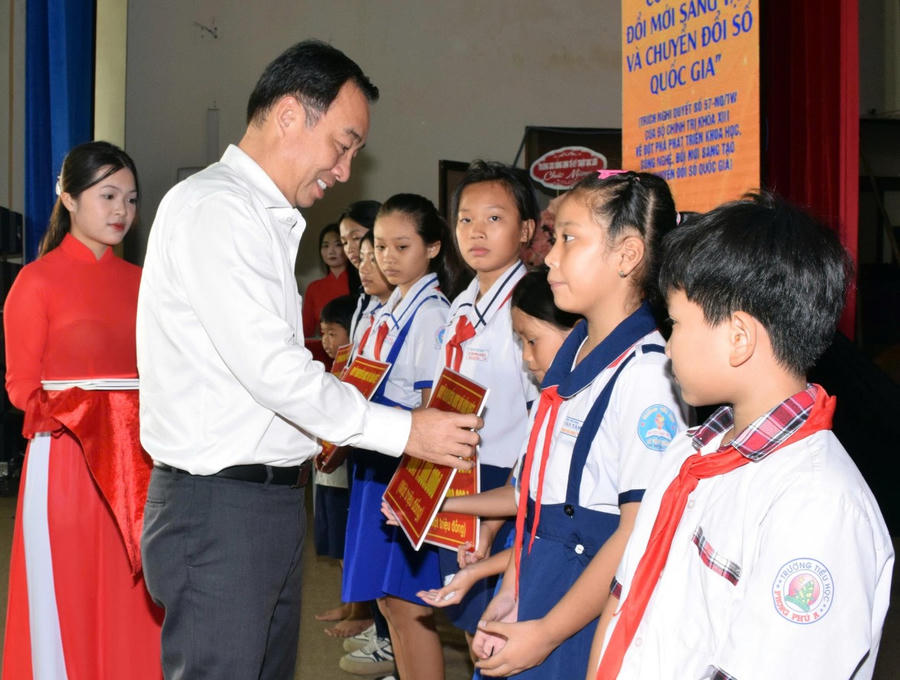Ông Lữ Quang Ngời – Phó Bí thư Tỉnh ủy, Chủ tịch UBND tỉnh Cà Mau trao học bổng cho học sinh vượt khó.
