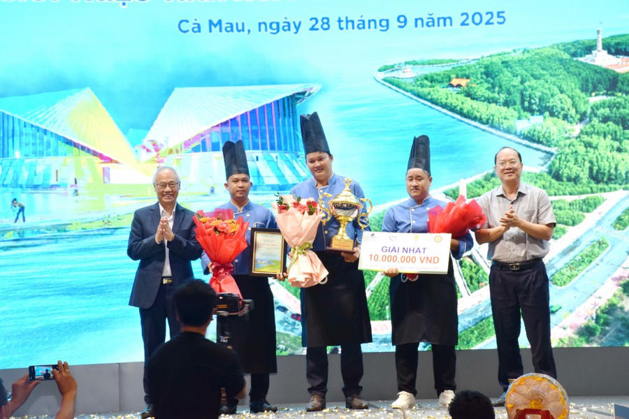 Ông Nguyễn Hồ Hải - Bí thư Tỉnh ủy Cà Mau (bên phải) và ông Vũ Thế Bình - Chủ tịch Hiệp hội Du lịch Việt Nam trao hoa, Cup, Giấy chứng nhận chúc mừng Nhà hàng – khách sạn Cosmo Stars Bạc Liêu đạt giải Nhất.
