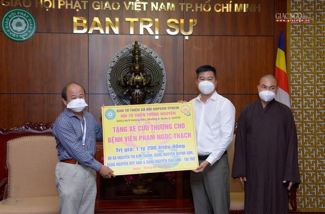 TS.BS Nguyễn Hữu Lân, Giám đốc Bệnh viện Phạm Ngọc Thạch tiếp nhận