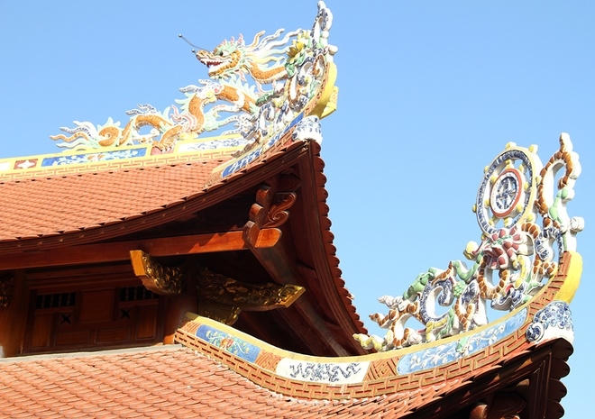 Họa tiết hoa văn, con giáp được thiết kế trên mái các tòa điện thể hiện sự cầu kỳ.