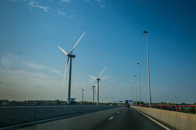 Những tua bin điện gió trên khắp các nẻo đường Hà Lan.