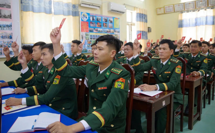 Các đảng viên biểu quyết tại Đại hội