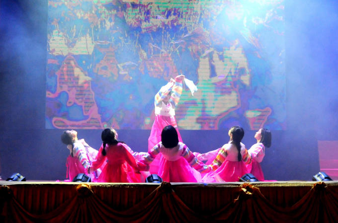 Các tiết mục được tái hiện trong chương trình do các học sinh THPT chuyên Ngoại ngữ thể hiện.