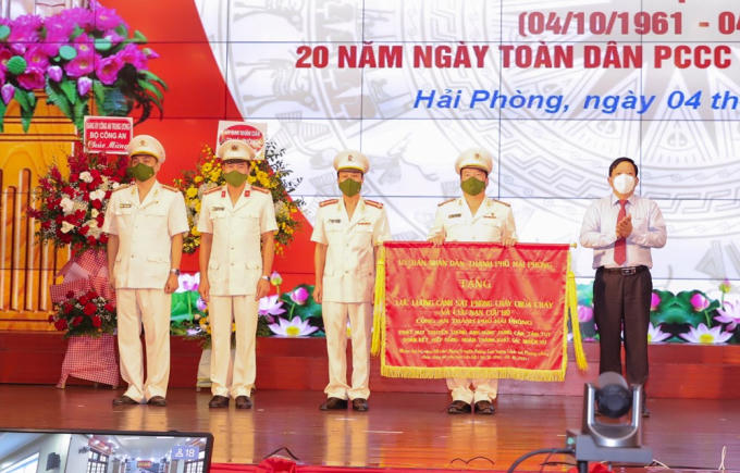 UBND TP trao tặng Bức trướng cho lực lượng Cảnh sát PCCC và CHCN.