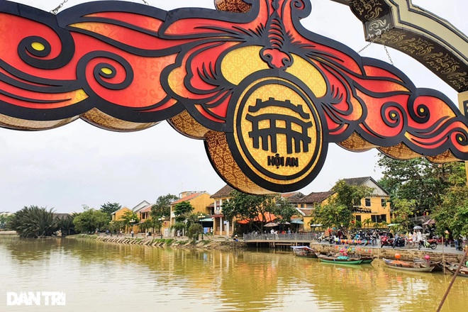 Sông Hoài với cầu phao nối liền hai tuyến phố ven sông tấp nập du khách nhất trong các kỳ nghỉ lễ các năm trước ở phố cổ.