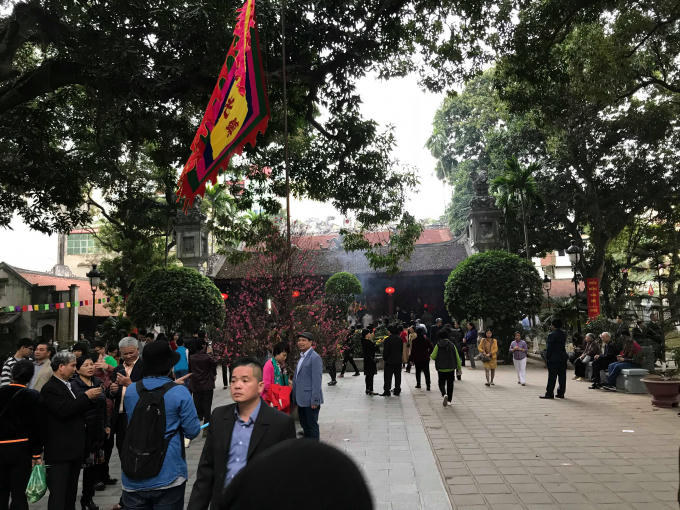 Từ sáng sớm nhiều người đã đi lễ tại đền Quán Thánh, Hà Nội.