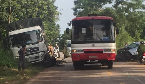 Sau cú va chạm, xe tải cũng mất lái, lao xuống vệ đường.
