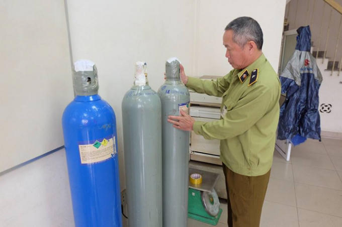 Lực lượng chức năng tiến hành kiểm tra và thu giữ 3 bình khí cười không có rõ nguồn gốc.