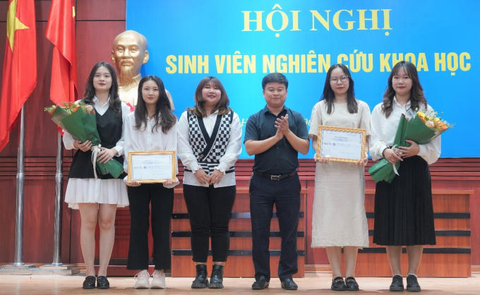 ThS. Nguyễn Văn Thủy, Phó Giám đốc Trung tâm Thông tin – Thư viện trao tặng khen thưởng cho các nhóm đạt giải tại Hội nghị.