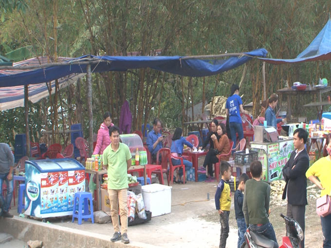 Hàng quán lộn xộn bủa vây xung quanh.